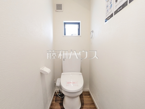 トイレ　【日野市新町４丁目】
少ない水でも常にキレイを保ち、汚れが付きにくいトイレ！　