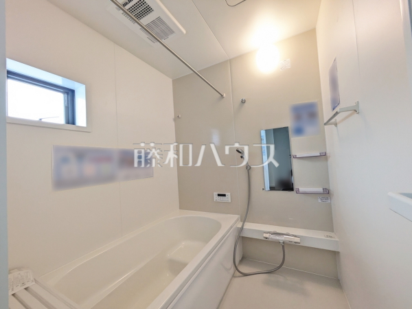 浴室　【日野市新町４丁目】
浴室換気乾燥機を使用すると浴室がジメジメしないので、お掃除が楽になるというメリットもございます！　