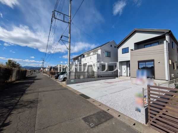 接道状況および現場風景　【日野市新町４丁目】
前面道路幅も6mあるので、全体としての見通しがよく、すれ違いや車を出し入れする際も安心です。