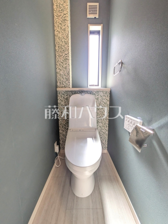 １号棟　トイレ　【東大和市清水５丁目】
各階にトイレがあると、階段の上り下りをせずに済むため就寝時なども便利です。　