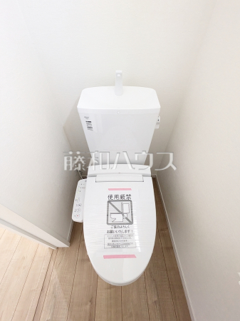 各階にトイレがあると、朝の忙しい時間帯などに便利です。 また、夜中も1階まで下りずにすみます。　