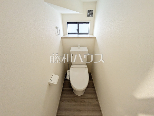 各階にトイレがあると、階段の上り下りをせずに済むため就寝時なども便利です。　