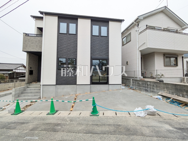 お洒落で雰囲気のある佇まいに自然のやさしい潤いを纏ったこの家は、街に新たな表情を見せてくれることでしょう。将来にわたって流行に左右されず、永く住まう事を追求した本物の家です。　