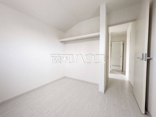 幼い頃のたくさんの想い出が詰まった実家の部屋。それは特別な場所としていつまでも心に残っています。いつかこの部屋が子供たちにとってのそのような場所になるのかな？　