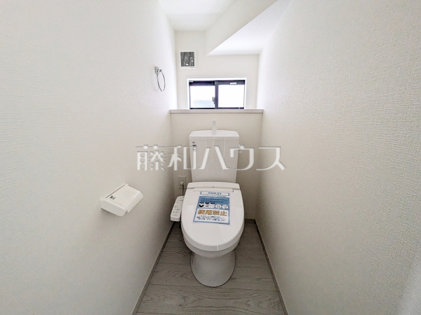各階にトイレを設けておりますので、朝の忙しい時間などトイレの取り合いで喧嘩になることも少なそうですね。　
