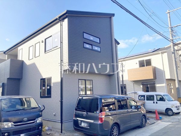 お洒落で雰囲気のある佇まいに自然のやさしい潤いを纏ったこの家は、街に新たな表情を見せてくれることでしょう。将来にわたって流行に左右されず、永く住まう事を追求した本物の家です。　
