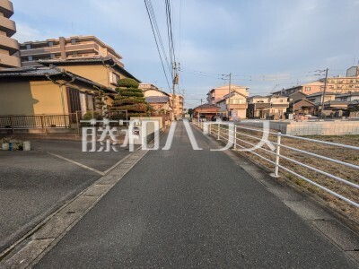 視界いっぱいに広がる青空から、陽光が降り注ぎます。家々をそっと飾るように添えられた植栽が光を浴び、子供たちの成長とともにご家族の幸せを願い育っていくことでしょう。　