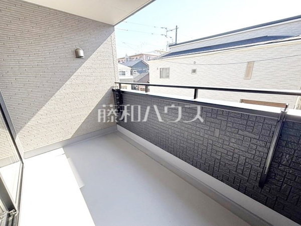 屋根付きのインナーバルコニーは、お天気を気にせず洗濯物を干すことができます。　