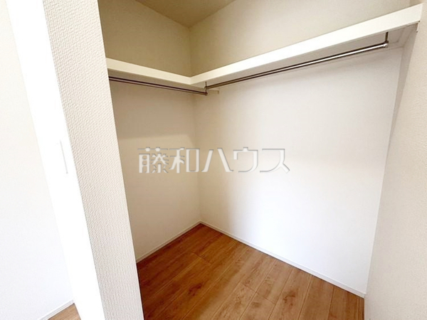 奥行のあるウォークインクローゼットでたっぷり収納できます！　