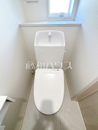 トイレはいつまでも清潔な空間を保てるように、目に留まるだけではなく、汚れを拭き取り易いフロアと壁紙にしました。　