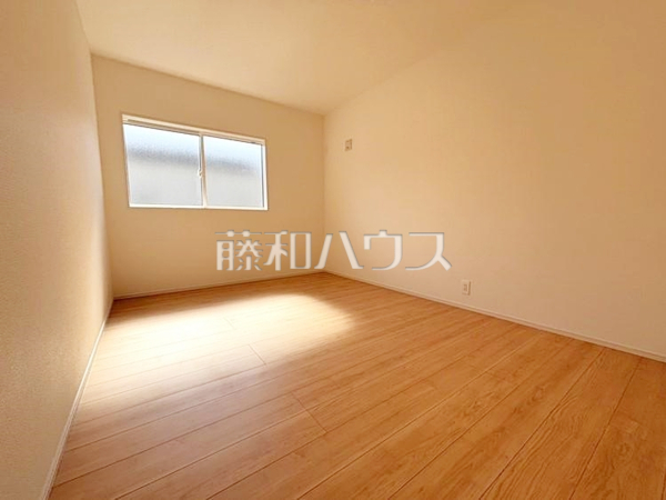 木目が美しいウッディなフローリングの居室は、穏やかで心安らぐ空間となるでしょう。　