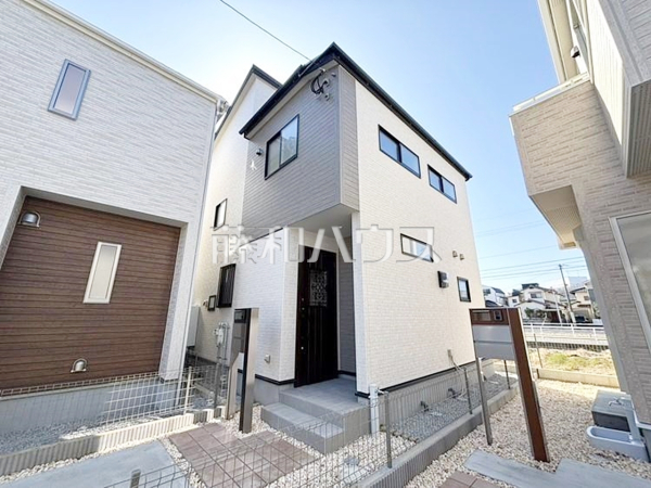 道路から奥まった住まいは、車や人通りも気にならずプライバシーの確保された住空間を保つことができます。　