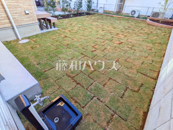 庭　【八王子市散田町２丁目】
広々としたお庭は、ガーデニングや家庭菜園だけではなく、ご家族や友人とBBQを楽しんだり、夏にはお子様用のビニールプールも広げられます。　