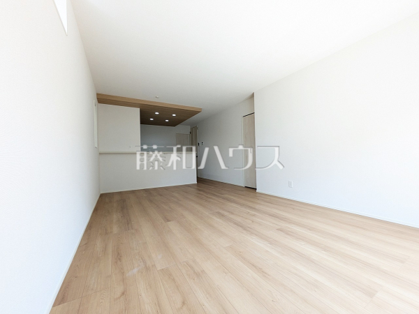 1号棟　リビング　【日野市多摩平６丁目】対面キッチンを採用したリビングは明るく開放感を主として設計しました。一日の中で一番長く家族が集まる場所だから機能性と利便性を重視しました。