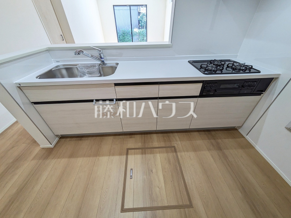 1号棟　キッチン　【日野市多摩平６丁目】対面式のカウンターキッチンは、いつでもご家族を感じられる空間作りの重要ポイントになりそうです。