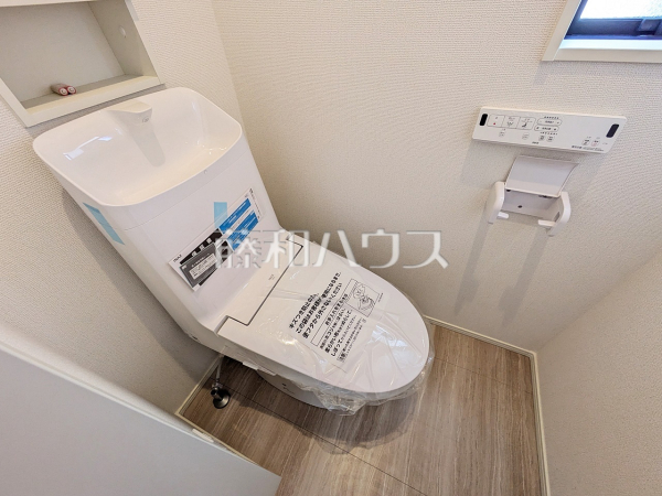 1号棟　トイレ　【日野市多摩平６丁目】清潔な空間を保ちたいトイレはオフホワイトでまとめました。きれいでさわやか、ウォシュレット付きトイレ