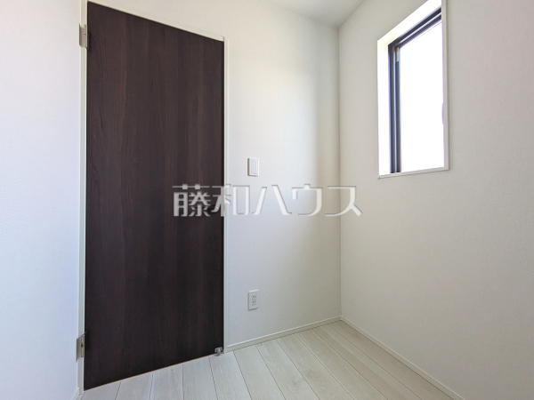 2号棟　サービスルーム　【日野市多摩平６丁目】サービスルームは収納としてだけでなくテレワークにも活用できます。クローズドな空間だから仕事にも集中できますね！