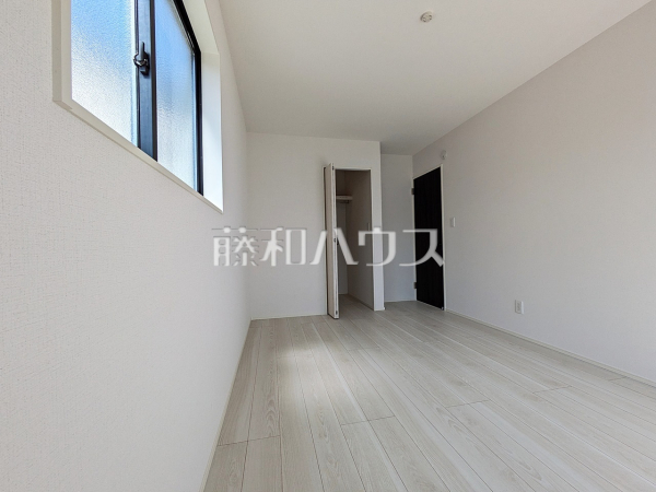 2号棟　居室　【日野市多摩平６丁目】ウォークインクローゼット付きの居室は約7.0帖の広さがあり、開放的な空間が広がっております。ダブルベットを置いてもゆとりある空間です。