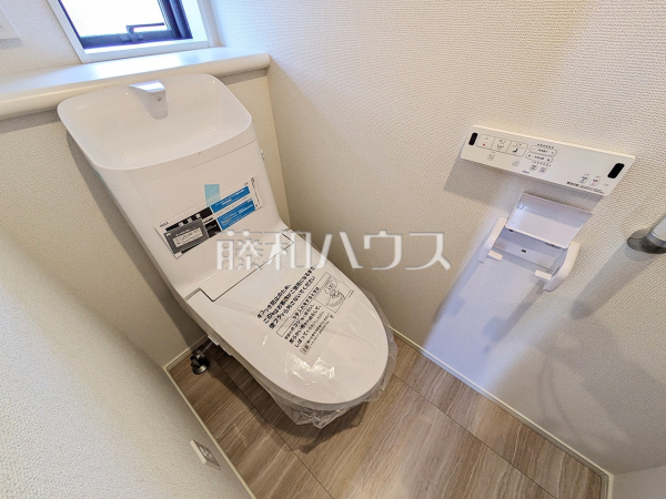 2号棟　トイレ　【日野市多摩平６丁目】各階のトイレにはウォシュレットと収納完備！　