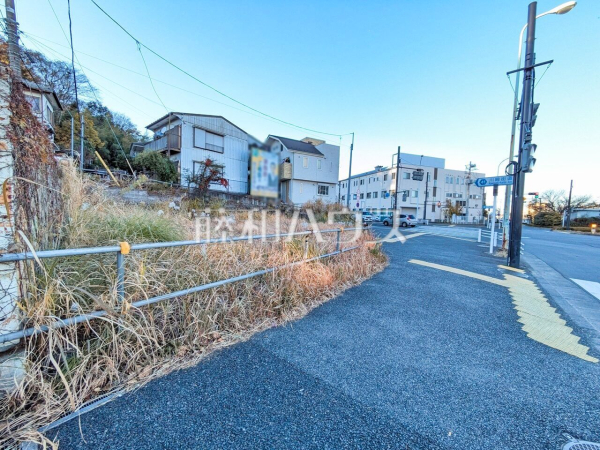 接道状況および現場風景　【日野市落川】 見学はしたいけど、なかなか時間が取れない・・・そんな方に出勤前や仕事終わりにマイホームを見学できるサポートをいたします。 