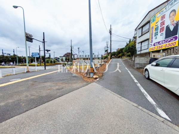 接道状況および現場風景　【日野市落川】充実した新たな生活を、「あったらいいな」がある、この地から始めてみませんか？鮮やかな青空と暮らすこの土地で・・・。