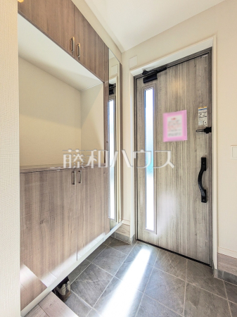 1号棟　玄関は、「住まいの顔」とも言われ、家全体のイメージを左右する重要なスペース。お気に入りのインテリア用品や小物などで素敵な空間を演出してください。【八王子市長沼町】