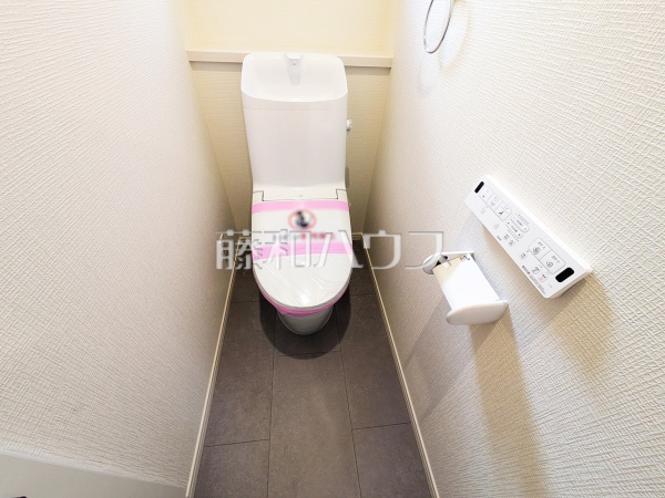 1号棟　ウォシュレット付きトイレ！リビング・お風呂に続いて意外と癒しの空間かも！？　【八王子市長沼町】