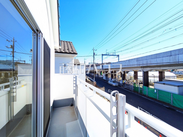 1号棟　南向きのバルコニーは日差しもたっぷり注ぎ、お洗濯物もよく乾きます。　【八王子市長沼町】