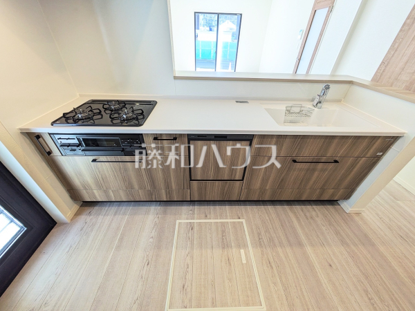 1号棟　キッチンから見渡せるリビングダイニングで、お料理中も会話が弾みます　【八王子市長沼町】