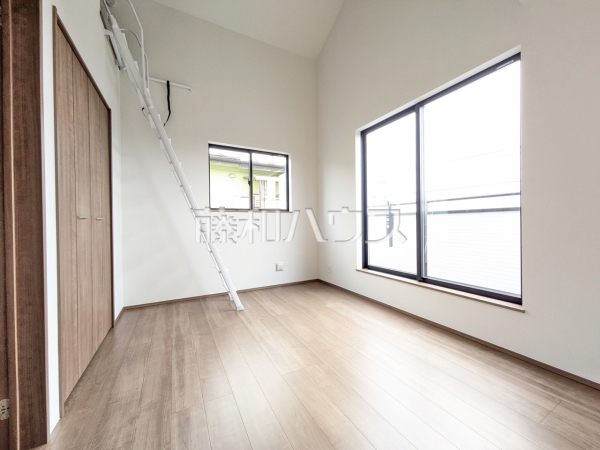 洋室約６帖のお部屋は吹き抜け天井で開放的な空間になっております。季節家電や趣味のものなどを収納できるロフトは、お子様の秘密基地もなるかも！？ 　【小平市小川町１丁目】