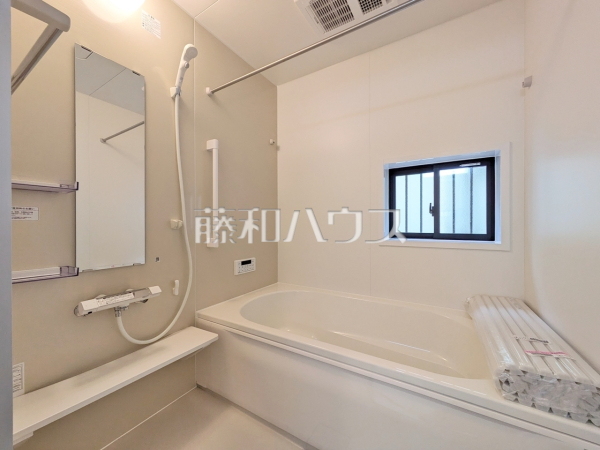 浴室は一日の疲れを癒してくれる場所です。空間自体も落ち着きのあるカラーで全体的にゆったりとした雰囲気を演出！一坪サイズのため、お子様と一緒に入浴頂ける十分な広さもございます。 【小平市小川町１丁目】　