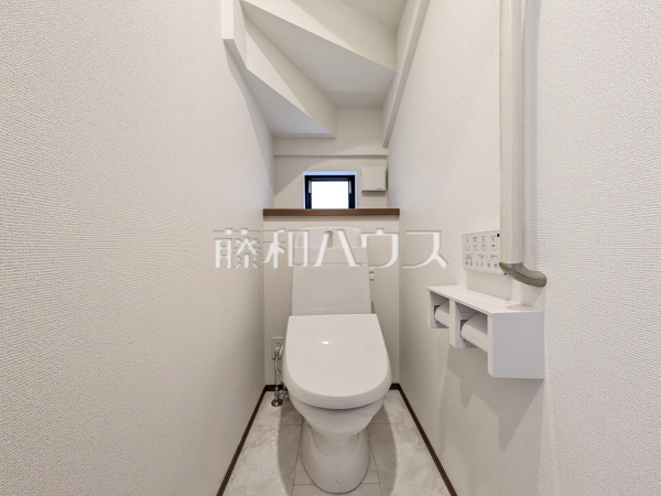 トイレはいつまでも清潔な空間を保てるように、目に留まるだけではなく、汚れを拭き取り易いフロアと壁紙にしました。 　【小平市小川町１丁目】　