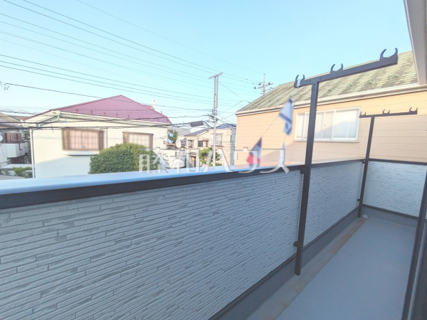 バルコニーは二部屋分の長さがあり、洗濯物やシーツ類など干すのに便利な広さです。また南向きのため日差しも行き届き、洗濯物もよく乾きます。　【新座市西堀２丁目】
　
