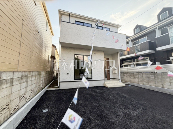 生活に溶け込むシンプルなデザインの外観が魅力の新邸です。 　【新座市西堀２丁目】