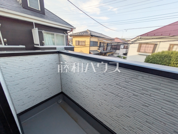 居室から直接バルコニーへ出られる為、晴れた日は布団を干すことができます。　【新座市西堀２丁目】