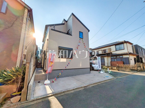 生活に溶け込むシンプルなデザインの外観が魅力の新邸です。　　【新座市西堀１丁目】