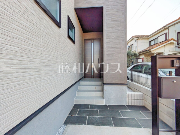 玄関へのアプローチ　【新座市西堀１丁目】
