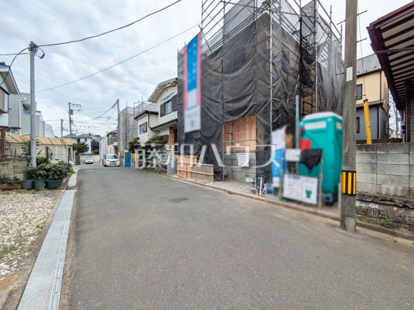 接道状況および現場風景　【新座市野寺３丁目】 見学はしたいけど、なかなか時間が取れない・・・そんな方に出勤前や仕事終わりにマイホームを見学できるサポートをいたします。 