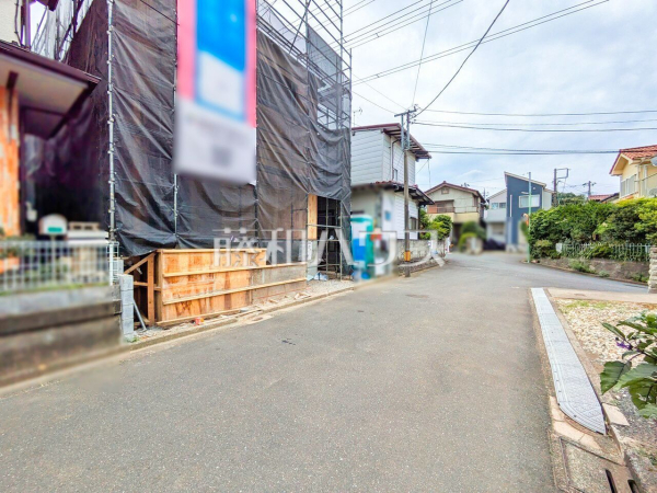 接道状況および現場風景　【新座市野寺３丁目】 平日のご案内も可能です。まずはお気軽にお問合せ下さいませ。 