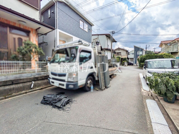 接道状況および現場風景　【新座市野寺３丁目】 ここに住む方を想像して、着々と建築しております！ 