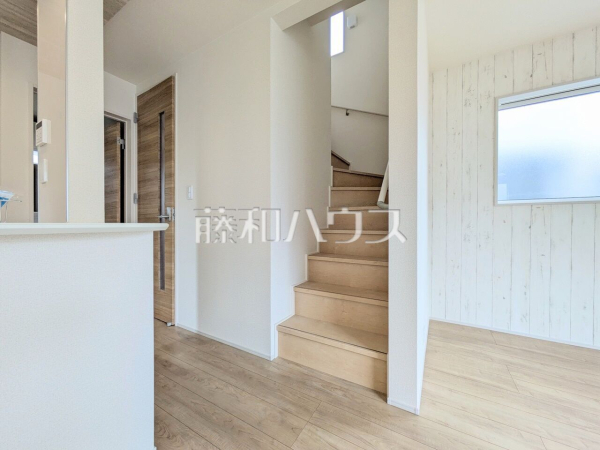 リビング　【東大和市上北台１丁目】