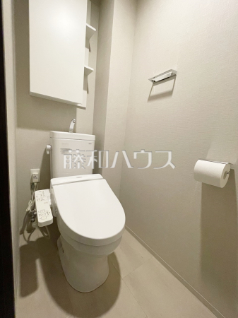 トイレ　【ヴィークコート豊田】
清潔な空間を保ちたいトイレはオフホワイトでまとめました。毎日使う場所だからこそお手入れも楽々にできる機能が搭載されております。汚れが付着しにくい便器はお掃除も楽々です。