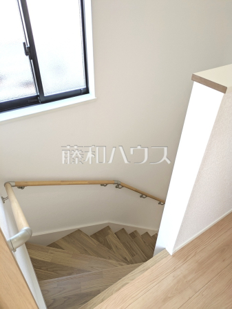 手すり付き階段でお子様やお年寄りの昇降も安心です。　【新座市東３丁目】