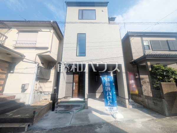 生活に溶け込むシンプルなデザインの外観が魅力の新邸です。　【新座市東３丁目】