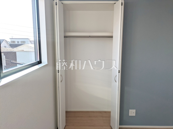 各居室にはクローゼットを完備し、家具を置くスペースが確保しやすい設計がされております。 　【新座市東３丁目】
