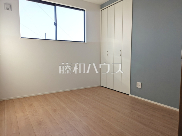 アクセントクロスが空間を華やかに色づけます。【新座市東３丁目】