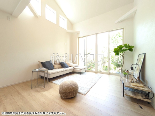 2号棟　リビング　【東村山市萩山町２丁目】　堂々完成、いつでもご内覧いただけます！ぜひ実物をご覧いただきたく思います。喜んでご案内いたしますのでお気軽にお問合せ下さい。