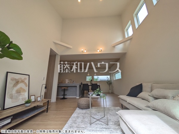 ◆2号棟　リビング／吹き抜け
周辺環境はもちろん、日当たりや設備仕様など、実際に行ってみないと分からないことも多くございます。営業担当がご案内いたしますので、お気軽にお問い合わせください。