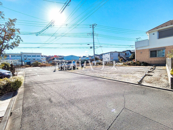 接道状況および現場風景　【日野市西平山１丁目】 物件の事、諸費用の事など、小さな疑問もお気軽にご連絡・ご相談下さい。 