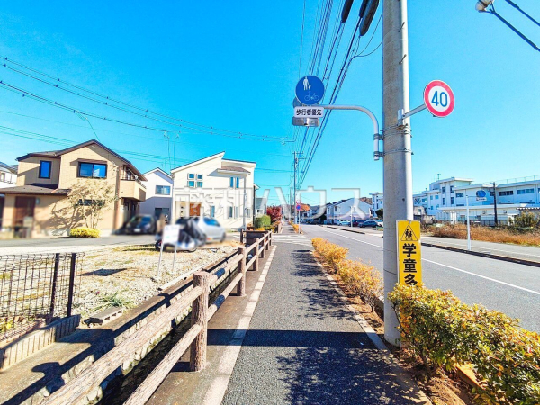 接道状況および現場風景　【日野市西平山１丁目】 見学はしたいけど、なかなか時間が取れない・・・そんな方に出勤前や仕事終わりにマイホームを見学できるサポートをいたします。 